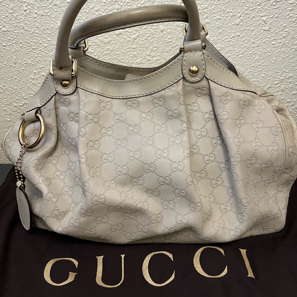 Authentic Gucci handbags come with dust bags